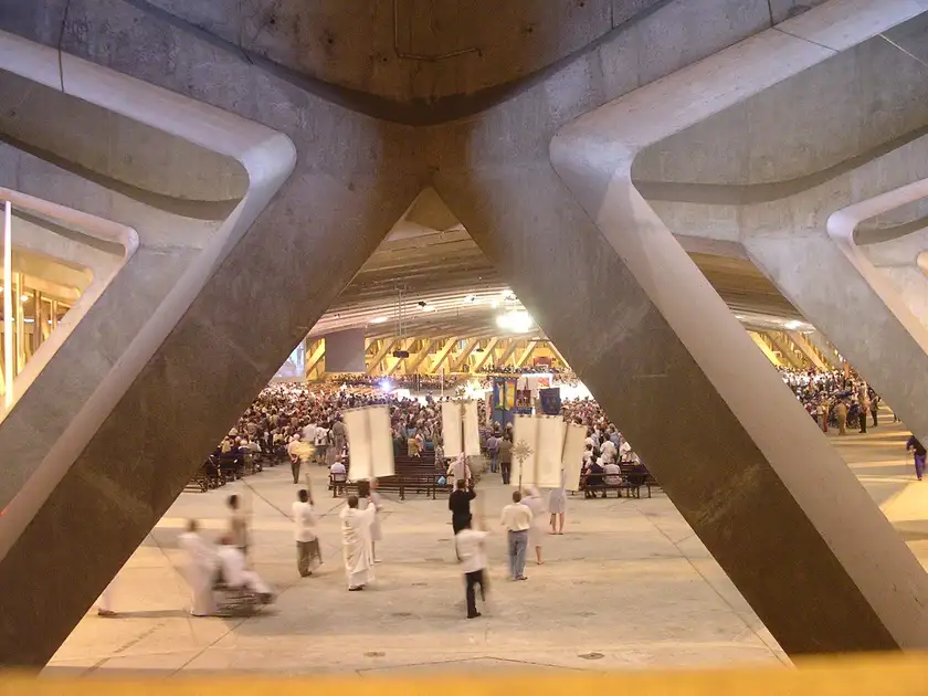 Basilique souterraine Saint-Pie X, Lourdes